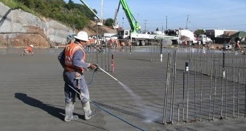 متى يتم رش الخرسانة بالماء؟