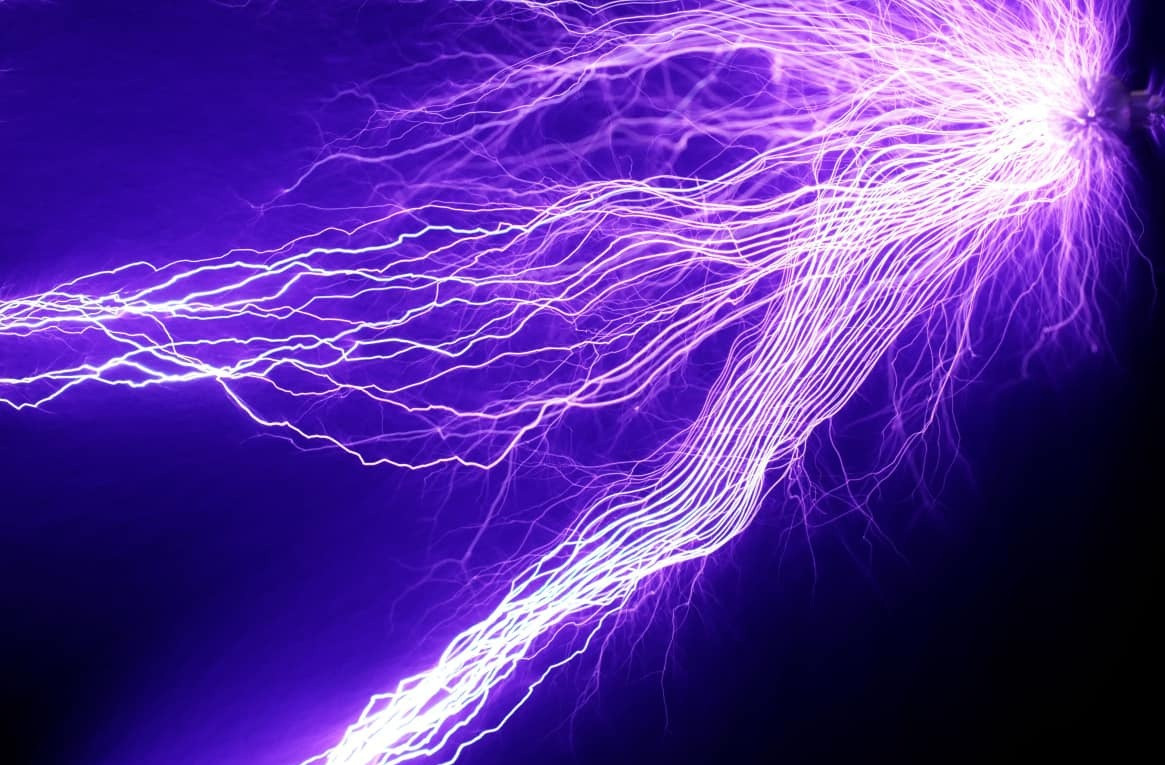 خواص و استخدامات الكهرباء الساكنة في حياتنا